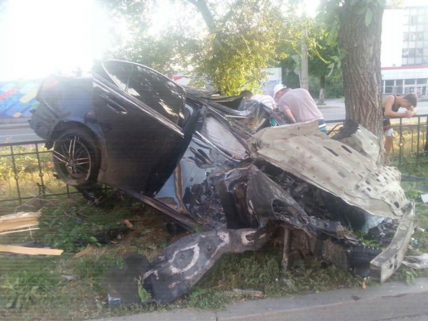 В Алматы Lexus «смяло в лепешку» на Абая (ФОТО)