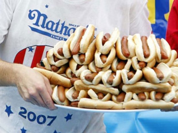 Мужчина за 10 минут умудрился съесть 69 хот-догов