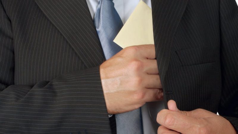 Чиновник продавал лицензии на строительство в Костанае