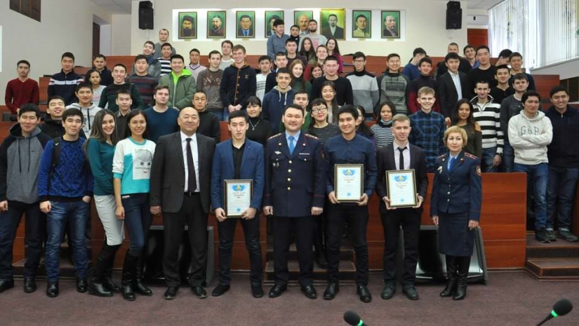 Павлодарских студентов наградили за спасение девушки от рук опасного рецидивиста