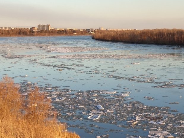 Сотни павлодарцев следили за открытием ледохода на Иртыше