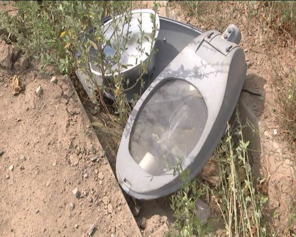 Водитель снес столб в Алматы [ФОТО]