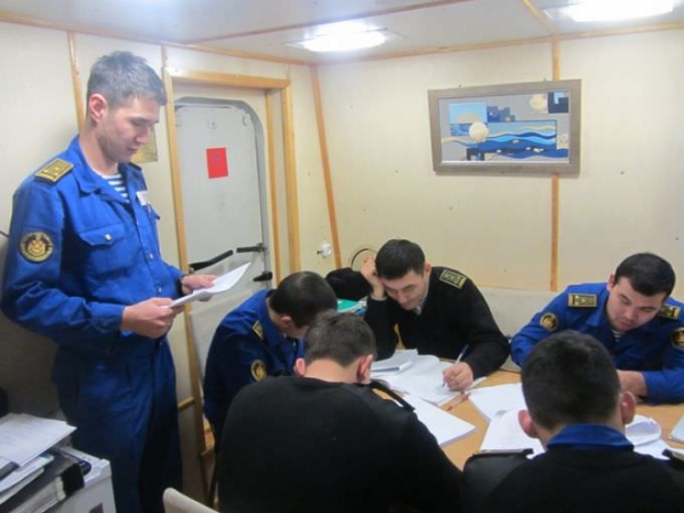 Военные моряки тестируют боевую готовность надводных кораблей