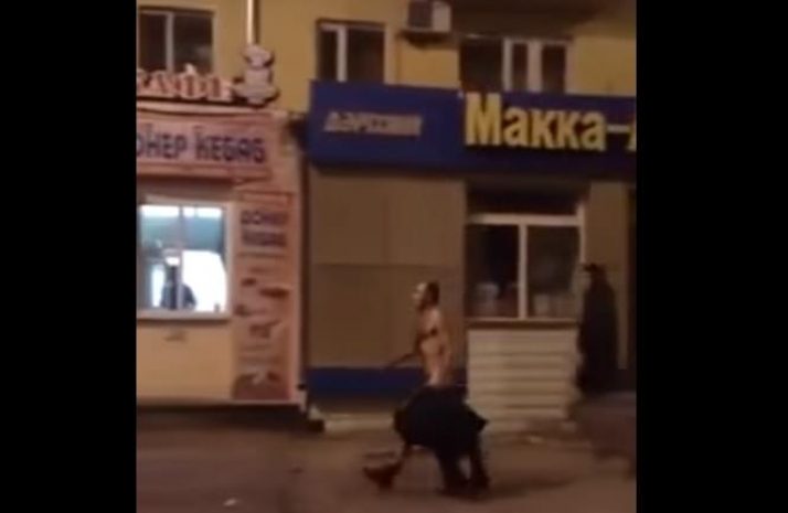 В Youtube появилось еще одно видео с эксгибиционистом