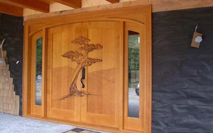 Деревянные резные двери - лучший выбор для входной группы