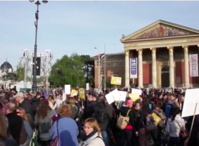 В Венгрии продолжаются протесты из-за планов властей закрыть университет Сороса