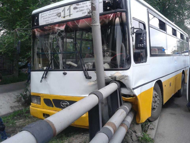 Автобус врезался в ограждения – 13 пострадавших (ФОТО)