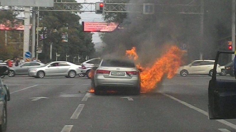Автомобиль загорелся на одном из центральных перекрестков Алматы