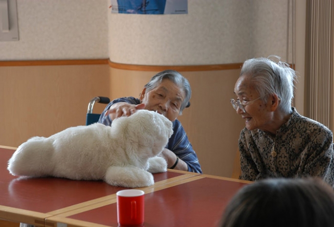 Робот-тюлень поможет одиноким пожилым людям
