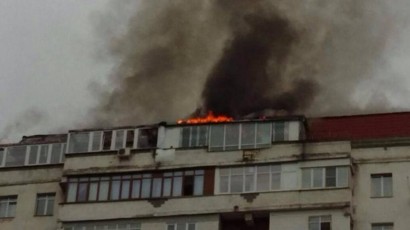 В Алматы горит кровля 16-этажного дома