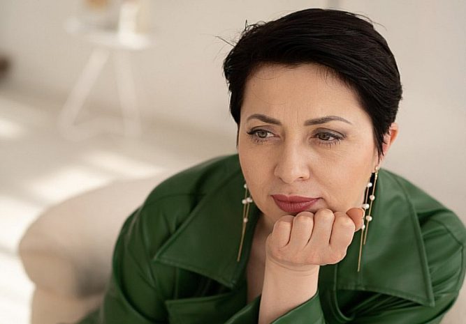 В суд передали дело тренера по йоге, подарившей чиновнику коврик