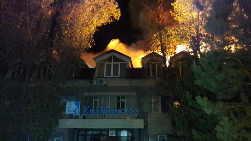 Большой пожар произошел в Жетысуском районе Алматы