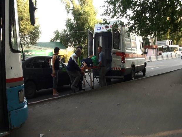 Водитель автобуса сбил девушку (ФОТО)