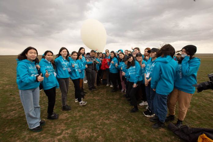 Девушки из трех стран запустили наноспутники в стратосферу Земли