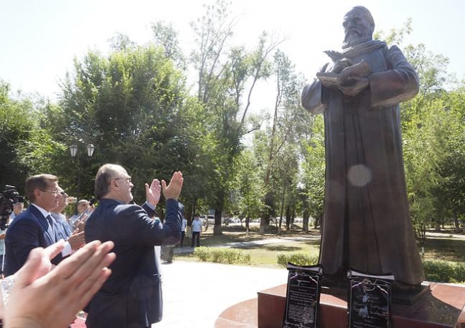 Первый в России памятник Омару Хайяму открыли в Астрахани