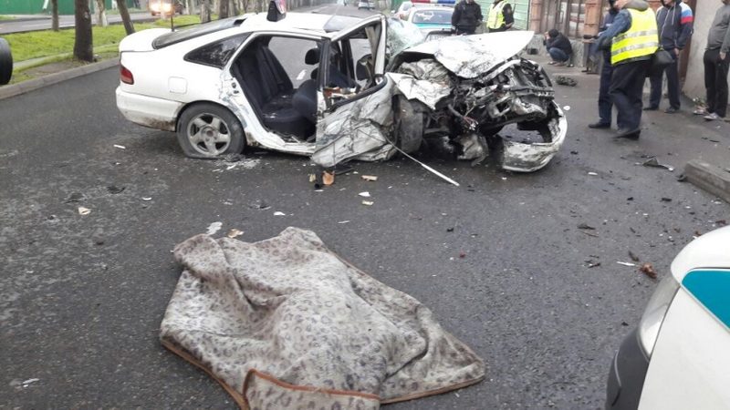В Алматы машина с шестью пассажирами попала в аварию с летальным исходом