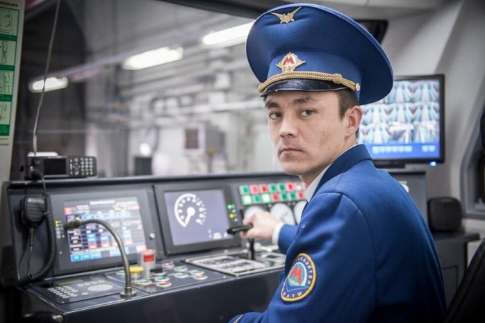 Зарплата и симпатичные девушки привлекают машинистов метро АлматыЭксклюзив