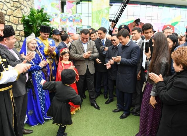 Аким Алматы поздравил горожан с Днем единства народа Казахстана