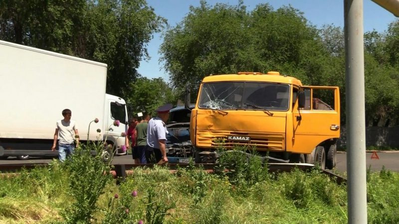 Грузовик и КАМАЗ столкнулись в Алматы. ФОТО