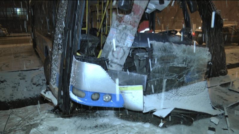 Пьяный водитель троллейбуса врезался в столб. Фото