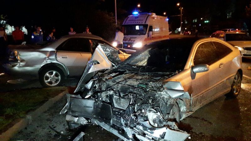 Человек погиб в страшном ДТП в Алматы. ФОТО