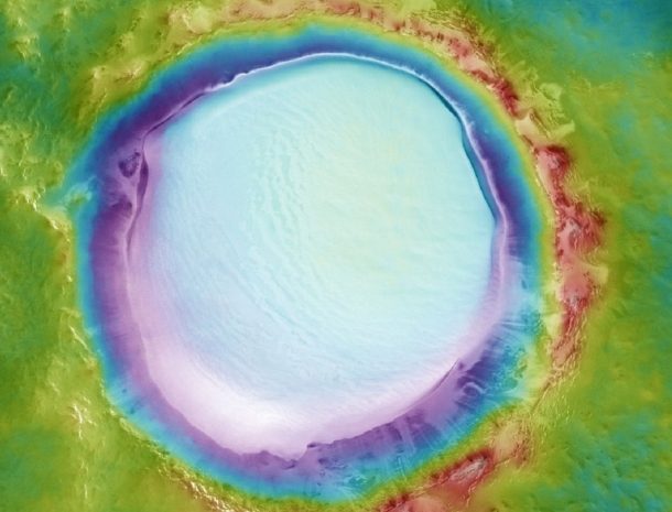 Ледяное озеро в марсианском кратере сфотографировали астрономы