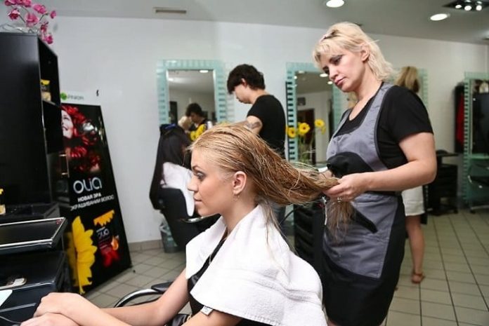 Девушка засудила парикмахера за неудачное мелирование волос