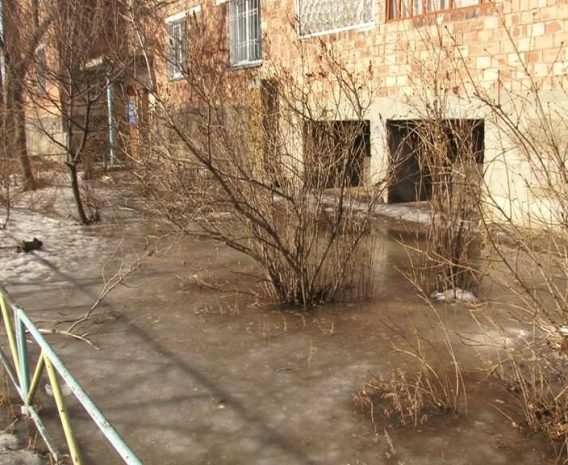 Жители поселка Аксу пытаются спастись от затопления