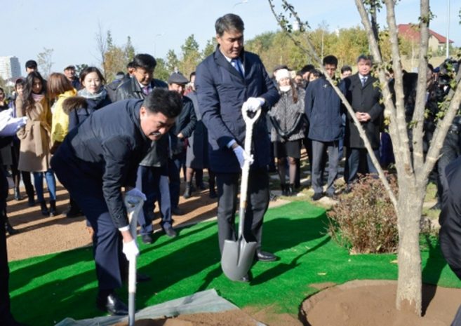 В Астане торжественно высажен гибискус