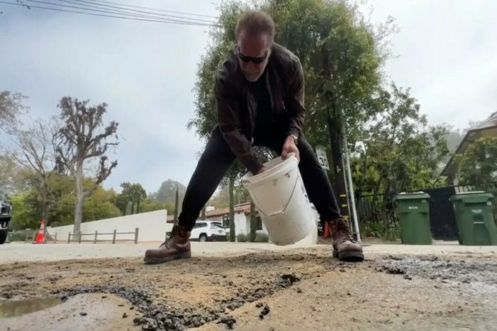 Арнольд Шварценеггер лично ремонтирует ямы на дорогах в Лос-Анджелесе