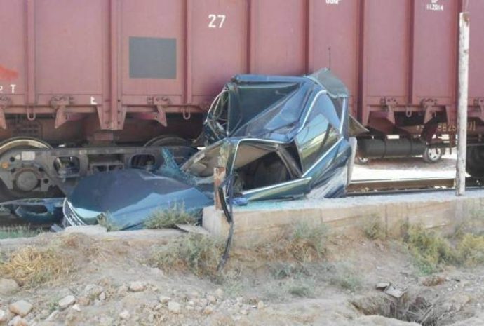 В Шымкенте поезд снес автомобиль