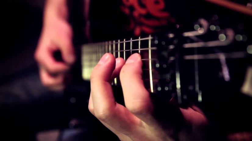 «Мачо» с гитарой развлекает в автобусах столичных пассажиров