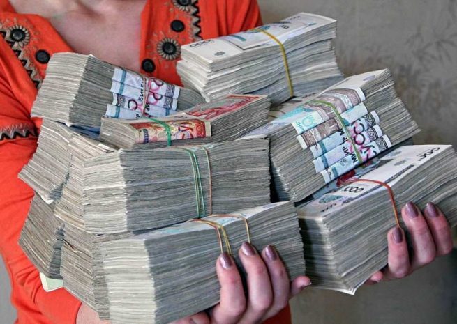 В Узбекистане сум девальвировал на 50%