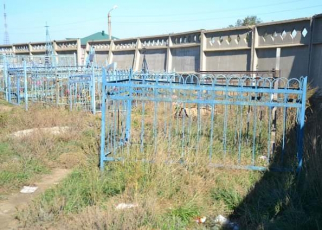 В Актобе мать оставила новорожденного ребенка на старом кладбище