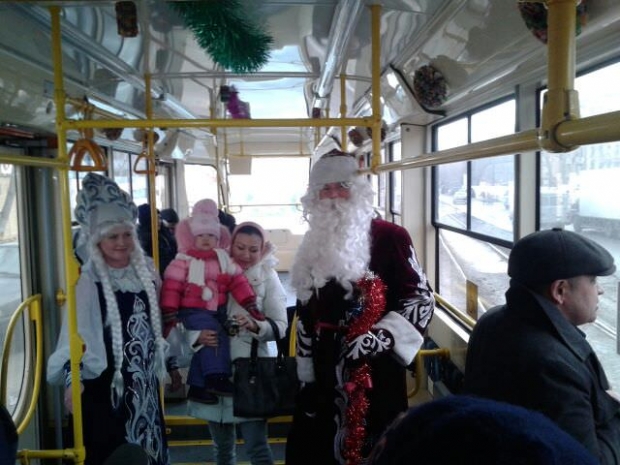 Павлодарские трамваи превратились в волшебные сани Деда Мороза и Снегурочки
