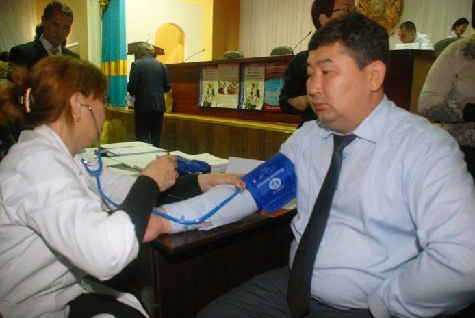 Избыточным весом страдает половина сотрудников районного акимата