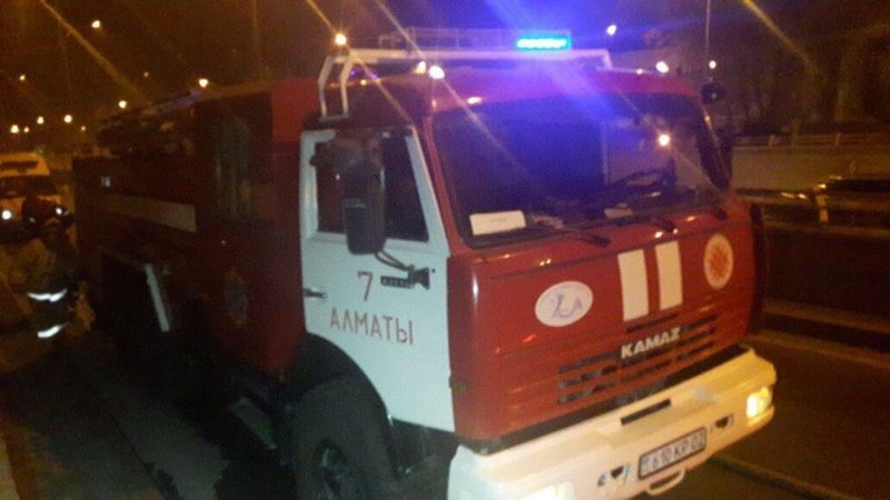 В Алматы горела автомойка на Саина
