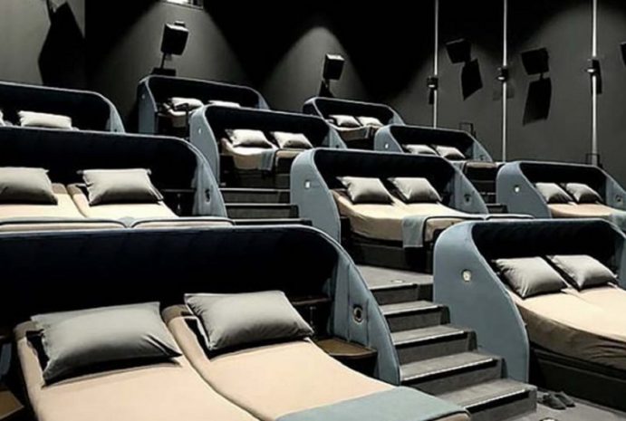 Кинотеатр с двуспальными кроватями открыли в Швейцарии