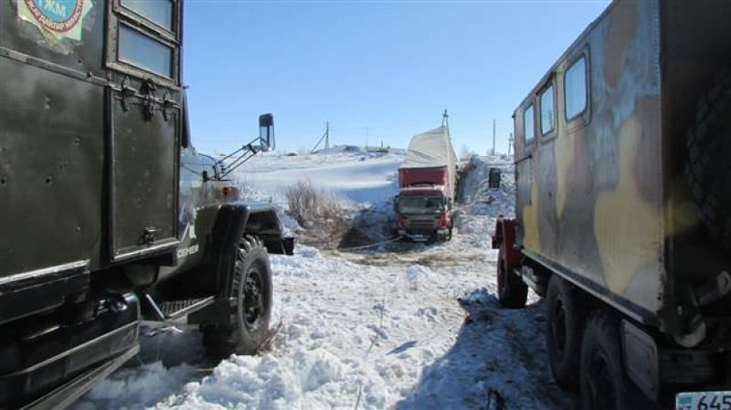 Семейские спасатели вытащили из кювета фургон