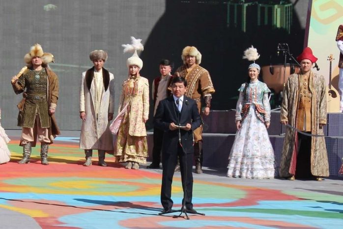 Б. Байбек поздравил алматинцев с праздником