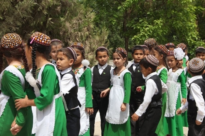 Школьную форму начали продавать в рассрочку в столице Туркменистана