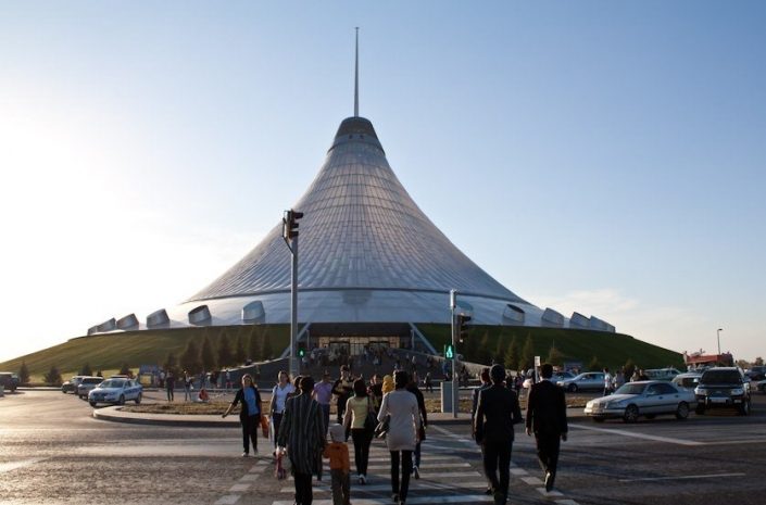 В Хан Шатыре в Астане обвалился потолок. Фото