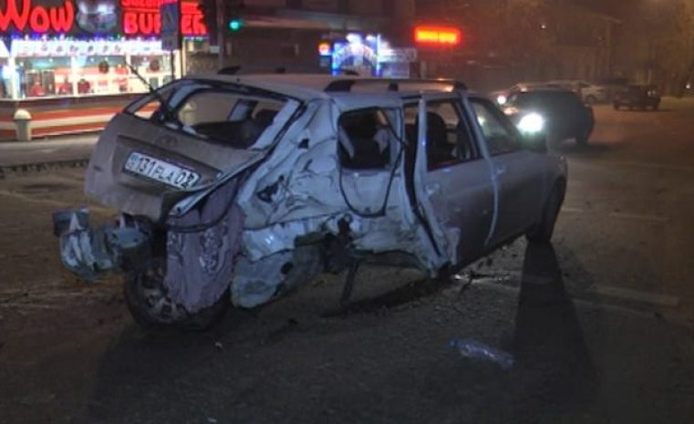 «Лада» развалилась на части после столкновения с Toyota