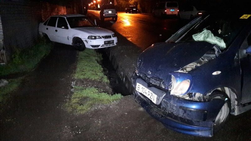 В Алматы виновника аварии вынесло в забор дома