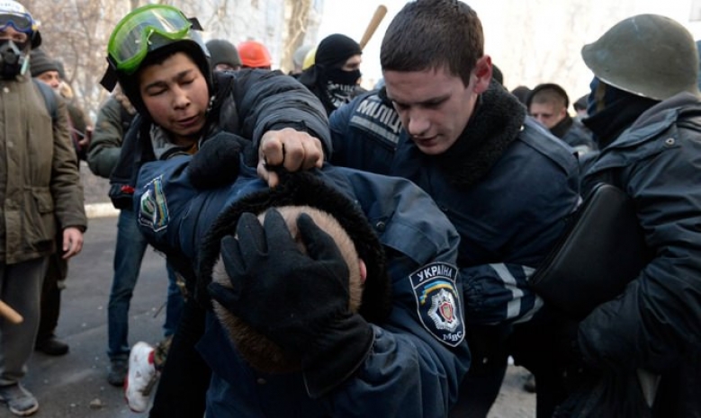 Митингующие взяли штурмом здание облпрокуратуры во Львове