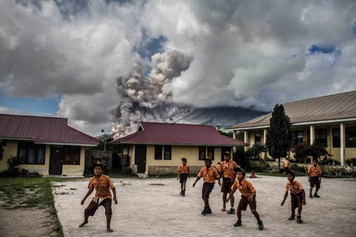 Вулкан Синабунг выбросил семикилометровый столб пепла на Суматре