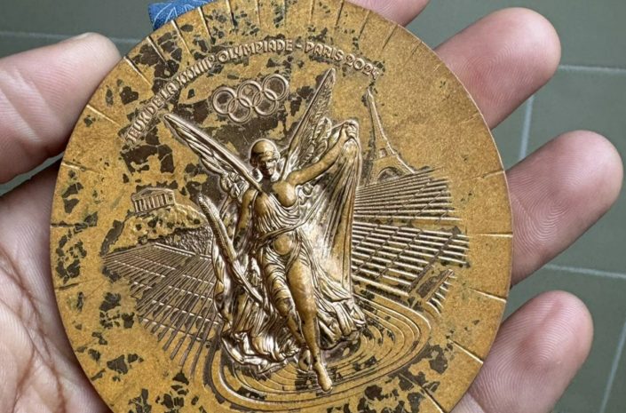Более 100 бракованных медалей вернули в оргкомитет призеры Олимпиады в Париже