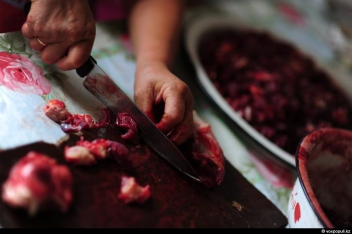 В Алматы «повара»-гастарбайтеры разделывали мясо в туалете