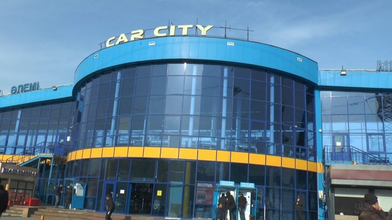 Полицейские попросили казахстанцев не покупать автозапчасти «с рук»