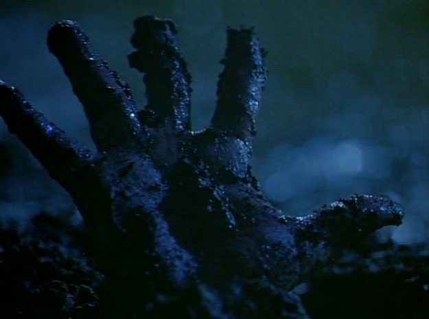 Изнасилованная и заживо похороненная девочка выбралась из могилы